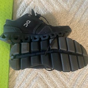 On sneakers cloud x black sneaker- 5 1/2. Excellent condition